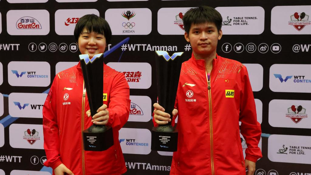 Kuai Man (L) and Lin Shidong take trophies after they win the mixed doubles final at the WTT Contender Amman, Jordan, February 12, 2023. /WTT Weibo account 