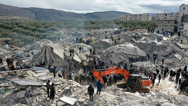 A view of residents searching for victims and survivors amid the rubble of collapsed buildings in the village of Besnia near the town of Harim, Idlib province, Syria, February 6, 2023. /CFP