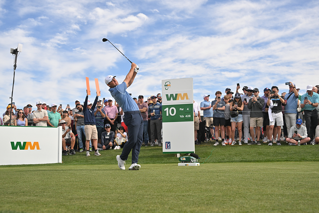 American golfer Scottie Scheffler tees off on the 10th hole during the final round of the Phoenix Open at TPC Scottsdale in Scottsdale, U.S., February 12, 2023. /CFP