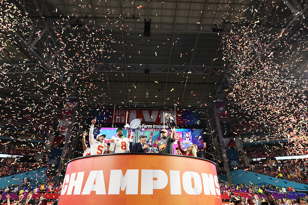 Players of the Kansas City Chiefs celebrate after winning the Super Bowl at State Farm Stadium in Glendale, U.S, February 12, 2023. /CFP 