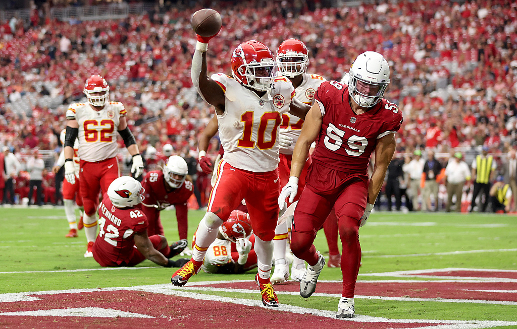 Running back Isiah Pacheco (#10) of the Kansas City Chiefs celebrates after scoring a touchdown during the NFL game against the Arizona Cardinals at State Farm Stadium in Glendale, U.S., September 11, 2022. /CFP