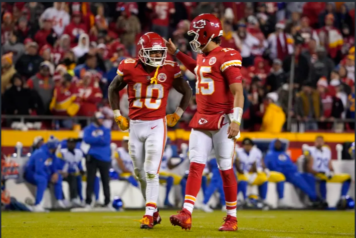 Kansas City Chiefs running back Isiah Pacheco (#10) talks with teammate quarterback Patrick Mahomes during the second half of the game against the Los Angeles Rams, in Kansas City, U.S., November 27, 2022. /AP