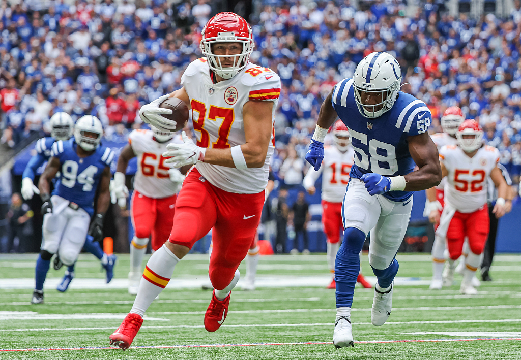 Travis Kelce (#87) of the Kansas City Chiefs runs with the ball during the game against the Indianapolis Colts at Lucas Oil Stadium in Indianapolis, U.S., September 25, 2022. /CFP