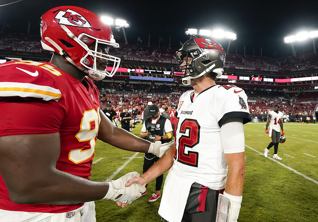 Kansas City Chiefs defensive tackle Chris Jones (L) shakes hands with Tampa Bay Buccaneers quarterback Tom Brady after their game at Hard Raymond James Stadium in Tampa, U.S., October 2, 2022. /CFP 