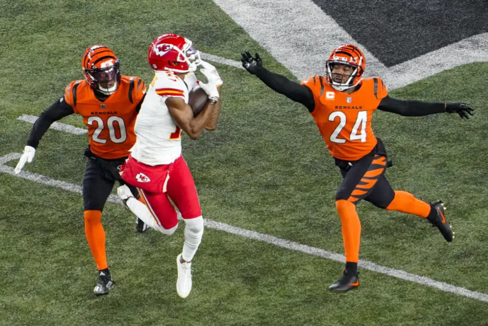 Kansas City Chiefs wide receiver Marquez Valdes-Scantling (#11) makes a catch between Cincinnati Bengals cornerback Eli Apple (#20) and safety Vonn Bell (#24) in the second half of the game in Cincinnati, December 4, 2022. /AP