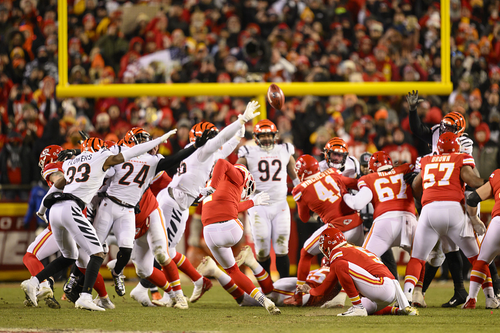 Kansas City Chiefs place-kicker Harrison Butker (C) hits the winning field goal against the Cincinnati Bengals during the NFL American Football Conference playoff game in Kansas City, U.S., January 29, 2023. /CFP 