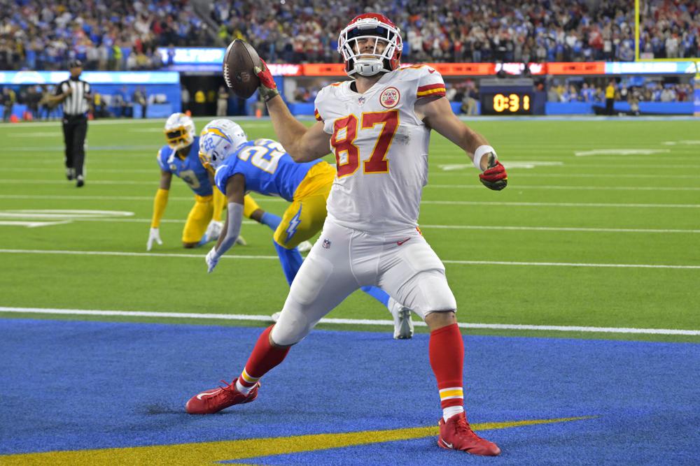 Kansas City Chiefs tight end Travis Kelce (#87) celebrates a touchdown as Los Angeles Chargers safety Derwin James Jr. (L) and cornerback Bryce Callahan get up off the ground during the game in Inglewood, U.S., November 20, 2022. /AP