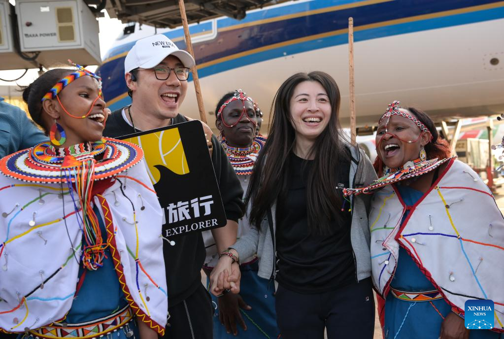Chinese tourists interact with Maasai performers at Jomo Kenyatta International Airport in Nairobi, Kenya, February 11, 2023. /Xinhua