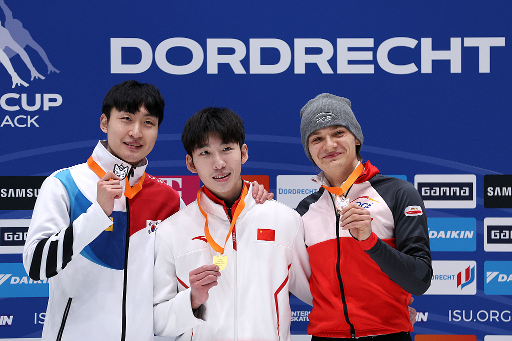 (L-R) Lim Yong-jin of South Korea poses with the silver medal, Lin Xiaojun of China with the gold medal and Lukasz Kuczynski of Poland with the bronze medal after the award ceremony of the men's 500m final at the ISU Short Track Speed Skating World Cup in Dordrecht, the Netherlands, February 12, 2023. /CFP