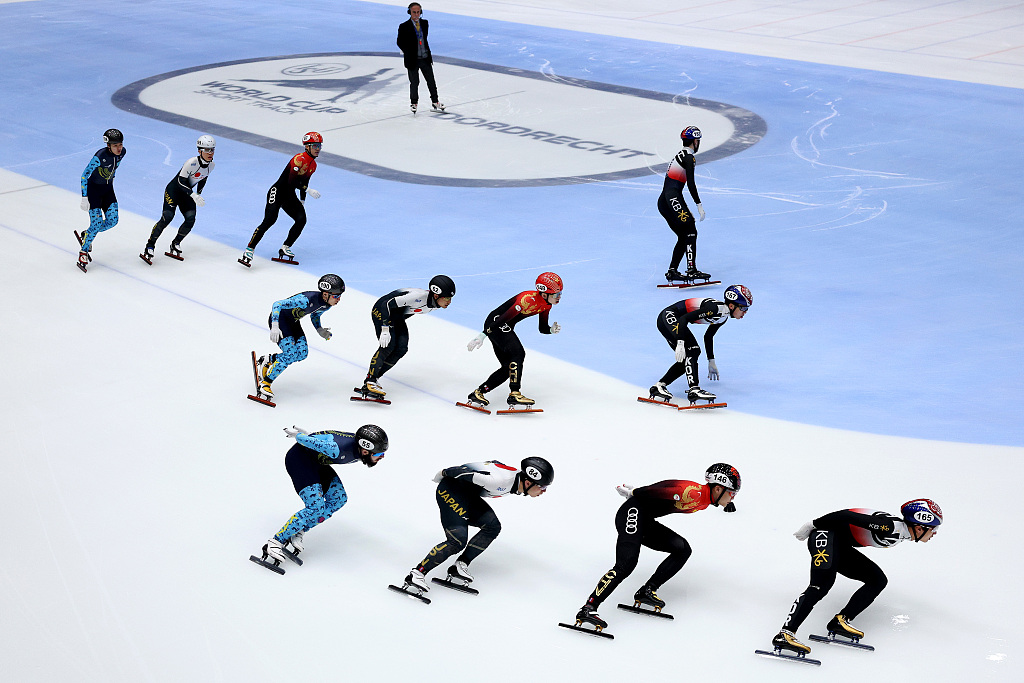 A general view of the men's 5,000m relay final at the ISU Short Track Speed Skating World Cup in Dordrecht, Netherlands, February 12, 2023. /CFP
