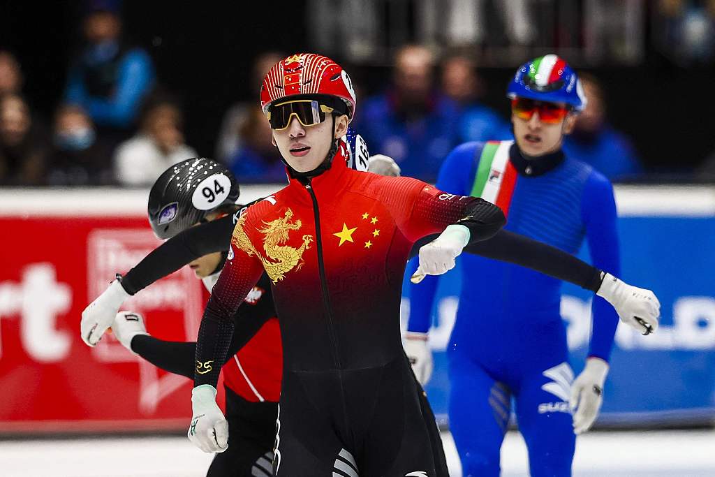 China's Lin Xiaojun celebrates after winning the men's 500m final at the ISU Short Track Speed Skating World Cup in Dordrecht, Netherlands, February 12, 2023. /CFP