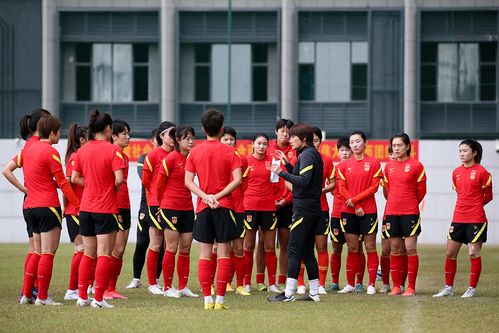 Shui Qingxia (in black), manager of the Chinese women's national football team, explains her instructions to players during practice in Guangzhou, south China's Guangdong Province, February 7, 2023. /CFP