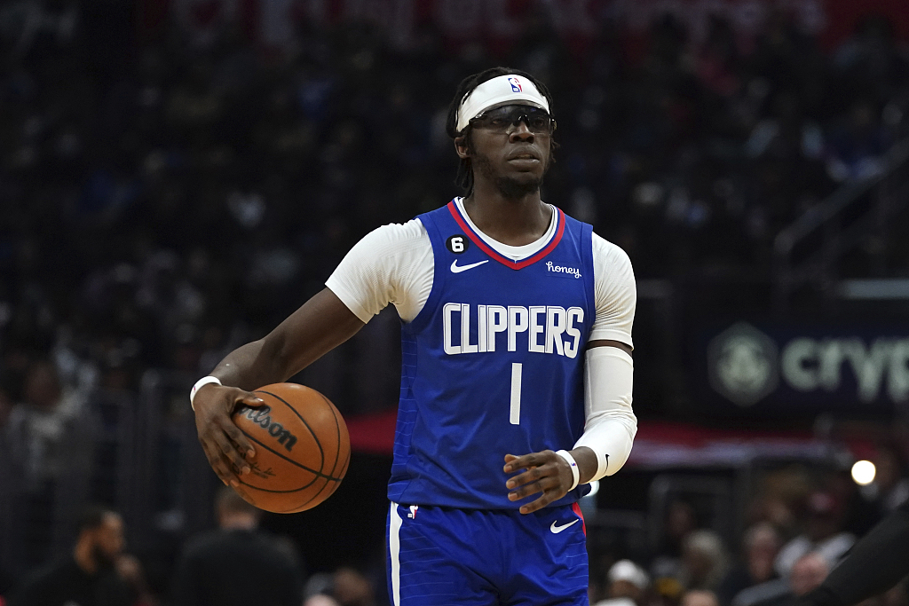 Reggie Jackson of the Los Angeles Clippers dribbles in the game against the Miami Heat at the Crypto.com Arena in Los Angeles, California, January 2, 2023. /CFP