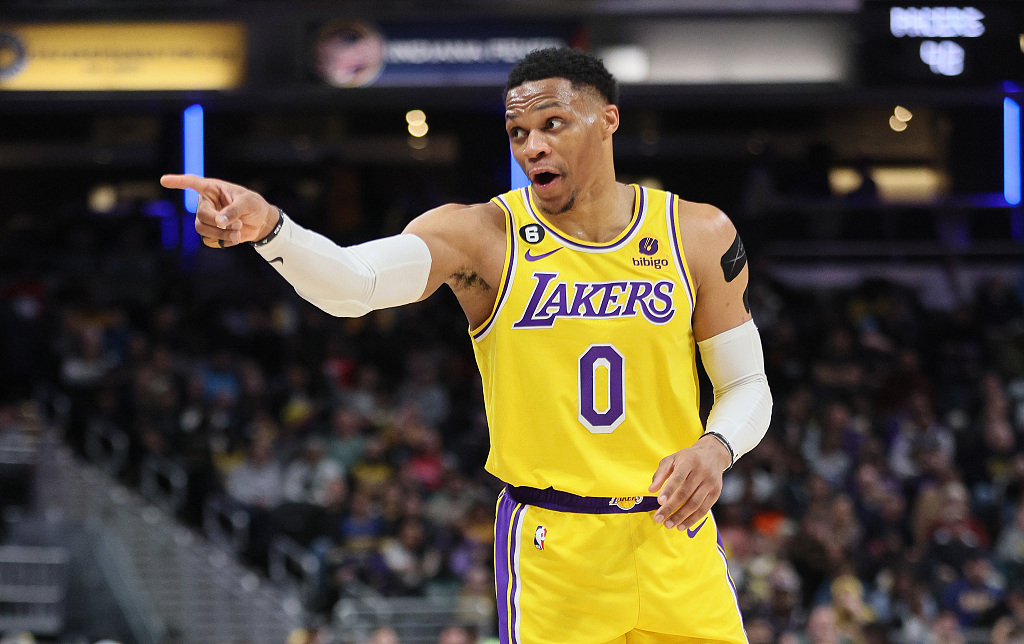 Russell Westbrook of the Los Angeles Lakers talks to fans in the game against the Indiana Pacers at Gainbridge Fieldhouse in Indianapolis, Indiana, February 1, 2023. /CFP