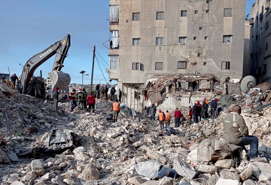 People search for survivors among the rubble of a building destroyed in a powerful earthquake in the al-Masharqa neighborhood of Aleppo city, northern Syria, February 7, 2023. /Xinhua
