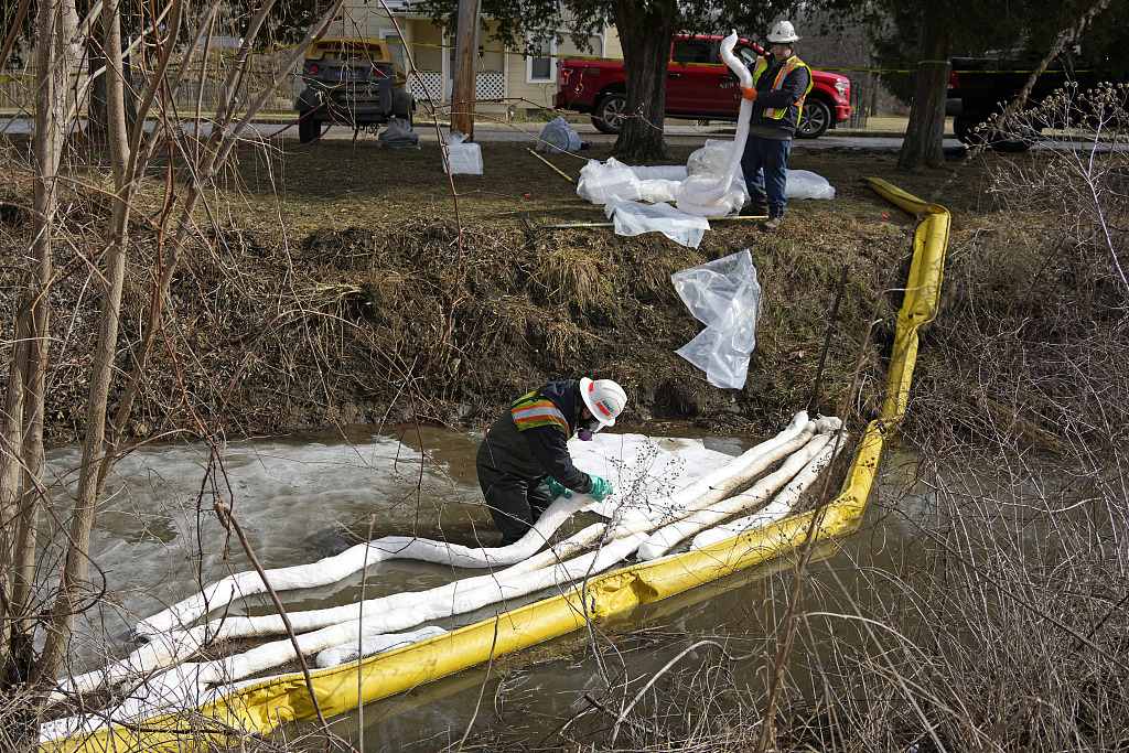 EPACO workers place booms in a stream in East Palestine, Ohio, the U.S., February 9, 2023. /CFP