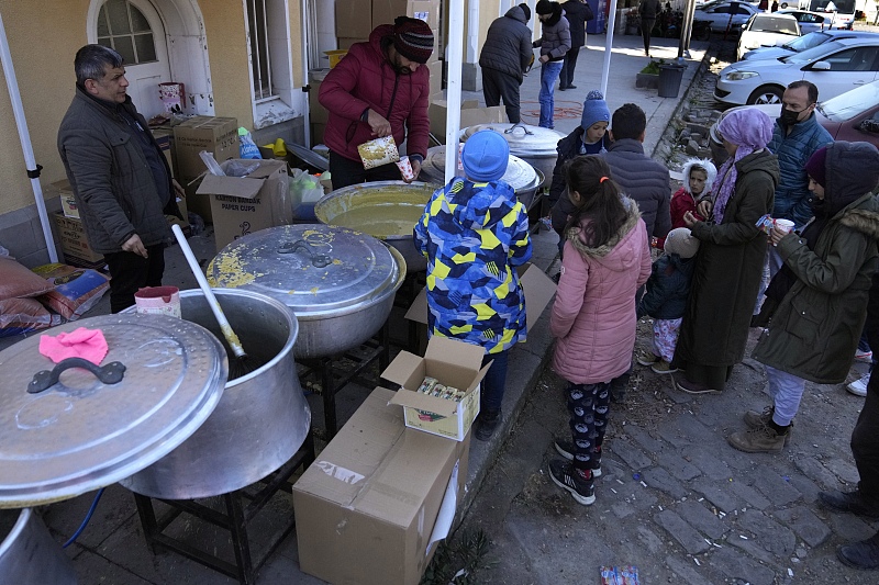 People wait to receive a hot meal, in Iskenderun city, southern Türkiye, February 14, 2023. /CFP