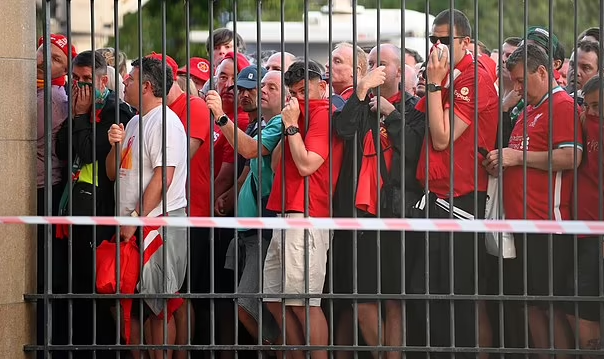 Liverpool fans try to cover their faces with their shirts outside Stade de France in Paris, France, May 28, 2022. /CFP