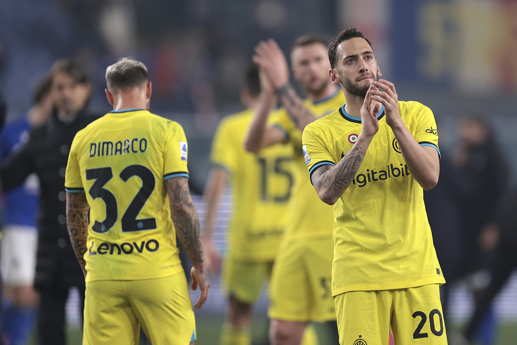 Inter Milan players applaud following the final whistle of their Serie A match at Luigi Ferraris, Genoa, Italy, February 13, 2023. /CFP