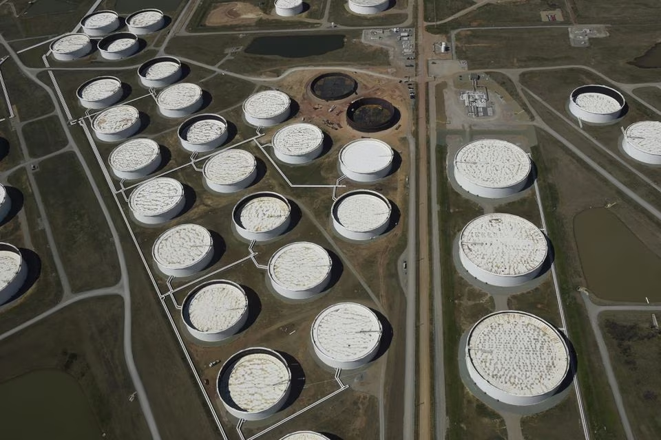 Crude oil storage tanks are seen from above at the Cushing oil hub in Cushing, Oklahoma, the U.S., March 24, 2016. /CFP