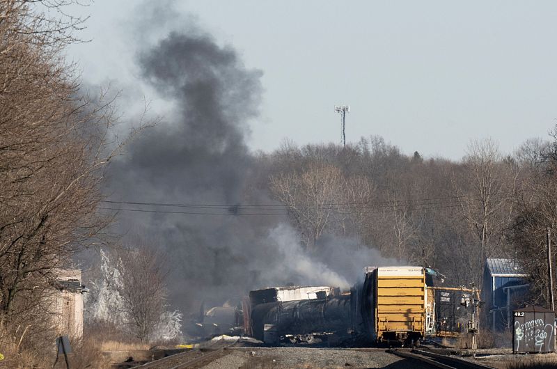 Smoke rises from a derailed cargo train in East Palestine, Ohio, February 4, 2023. /CFP