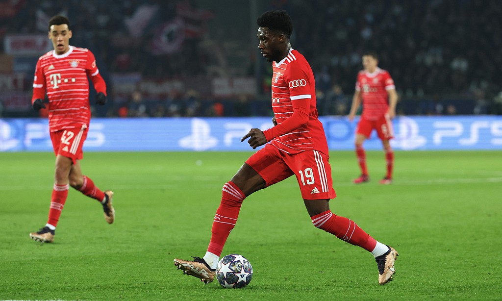 Alphonso Davies (#19) of Bayern Munich dribbles in the UEFA Champions League Round of 16 second-leg game against Paris Saint-Germain at the Parc des Princes in Paris, France, February 14, 2023. /CFP