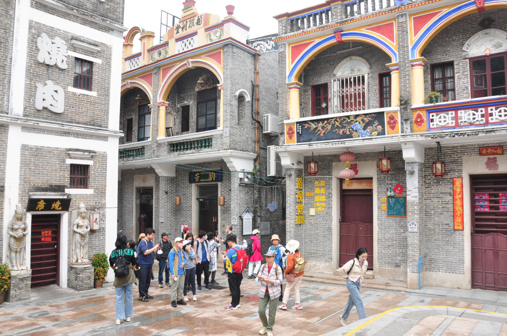 A photo taken on February 11, 2023 shows tourists visiting Qimingli in the east of the Changdi Historical and Cultural Block in Jiangmen city, south China's Guangdong Province. /CFP