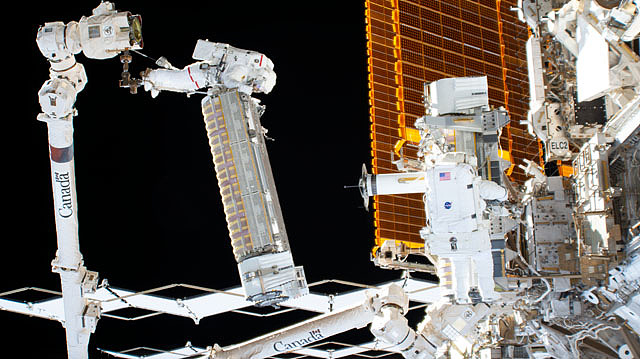 NASA astronauts Josh Cassada (L) and Frank Rubio (R) install a roll-out solar array to the International Space Station's starboard truss structure during a spacewalk, December 22, 2022. /CFP