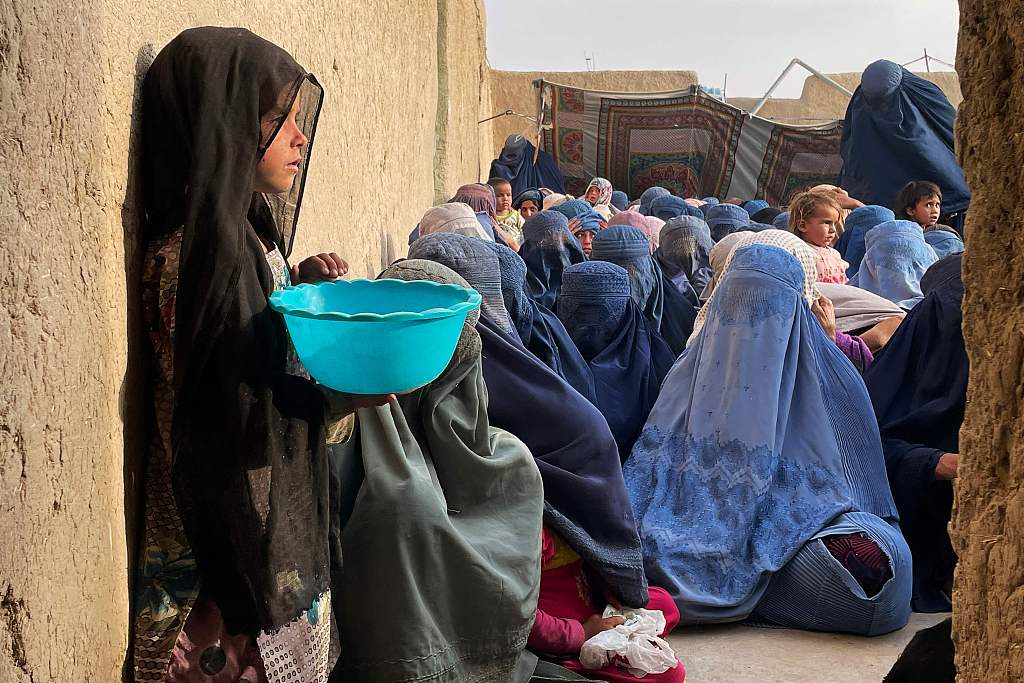 People wait to receive food donation in Kandahar, Afghanistan, April 27, 2022. /CFP