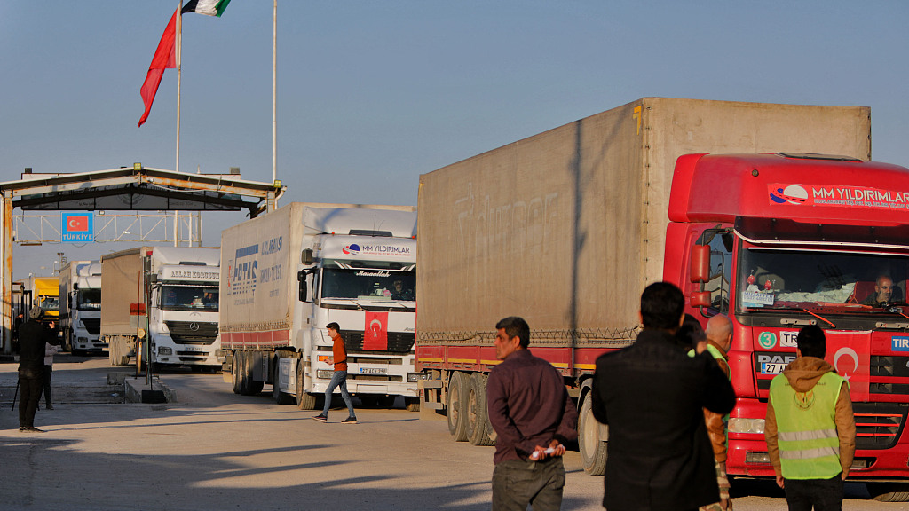 Trucks part of an aid convoy cross from Türkiye into rebel-held north Syria through the Bab al-Salama crossing, February 14, 2023. /CFP