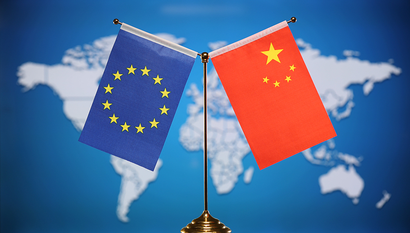 The flags of the European Union and China. /CFP