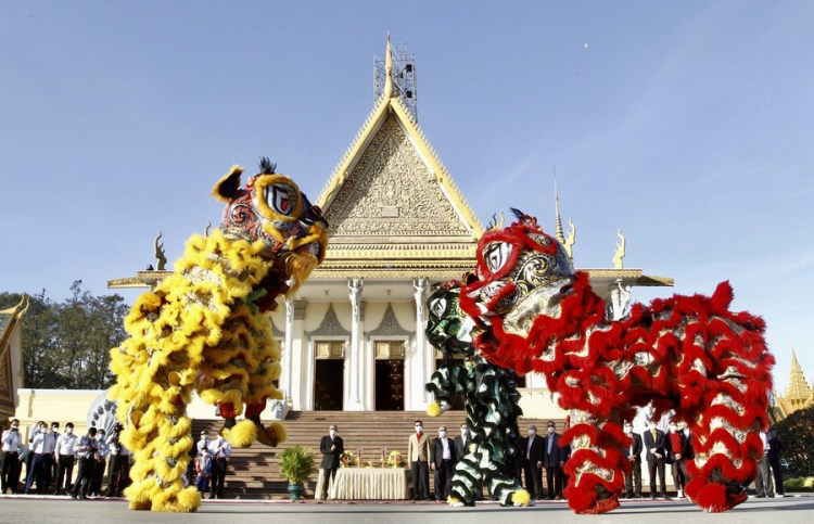 Artists perform lion dance at the Royal Palace in Phnom Penh, Cambodia, January 21, 2023. /Xinhua