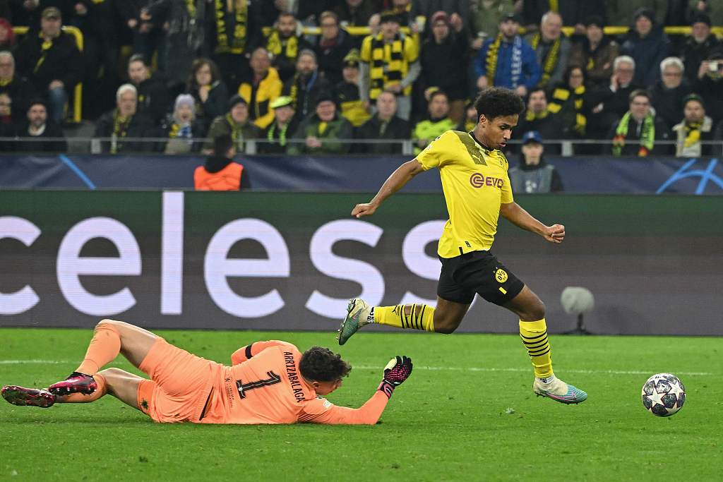 Dortmund's Karim Adeyemi (R) goes past Chelsea's Spanish goalkeeper Kepa Arrizabalaga during their Champions League clash at Signal Iduna Park in Dortmund, Germany, February 15, 2023. /CFP