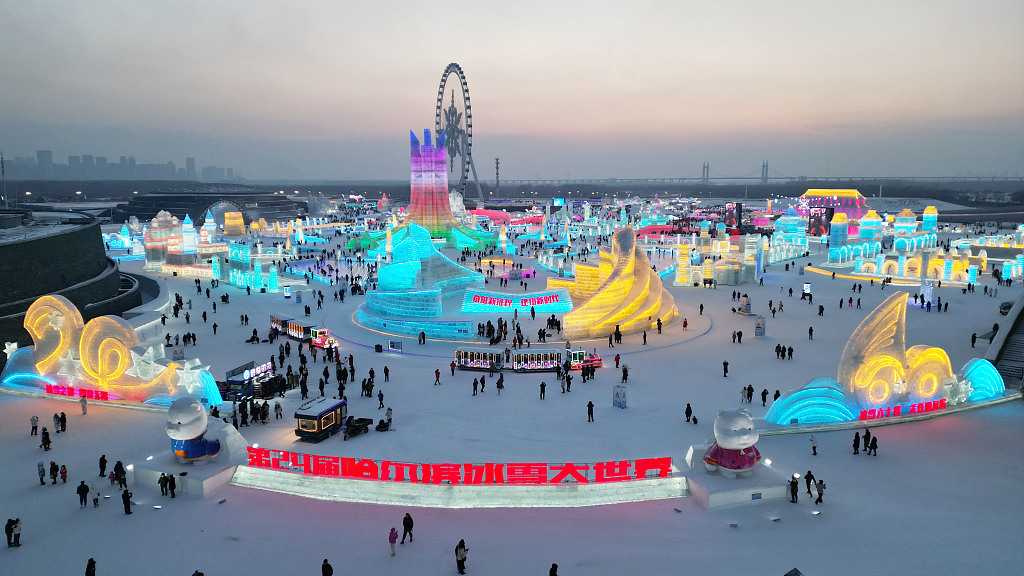 As the sun sets, the colorful neon lights of Harbin Ice and Snow World light up, sparkling and dazzling in the reflections of the ice and snow, creating a joyful scene. /CFP