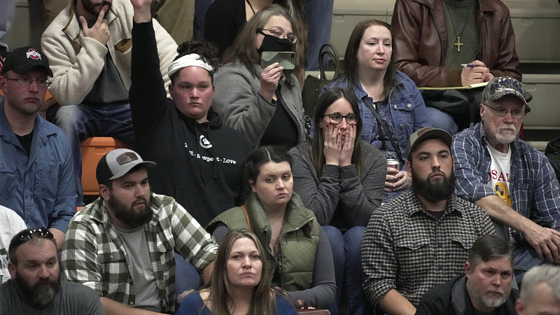 A woman raises her hand with a question during a town hall meeting at East Palestine High School in East Palestine, Ohio, February 15, 2023. /CFP