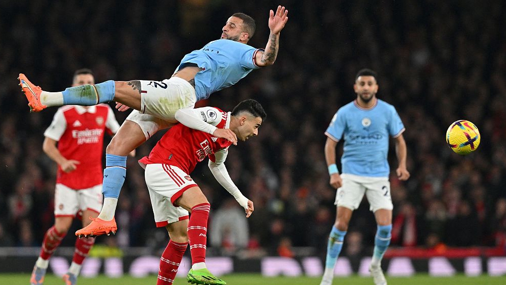 Manchester City's Kyle Walker (L) fights for the ball with Arsenal's midfielder Gabriel Martinelli during their clash at the Emirates Stadium in London, England, February 15, 2023. /CFP
