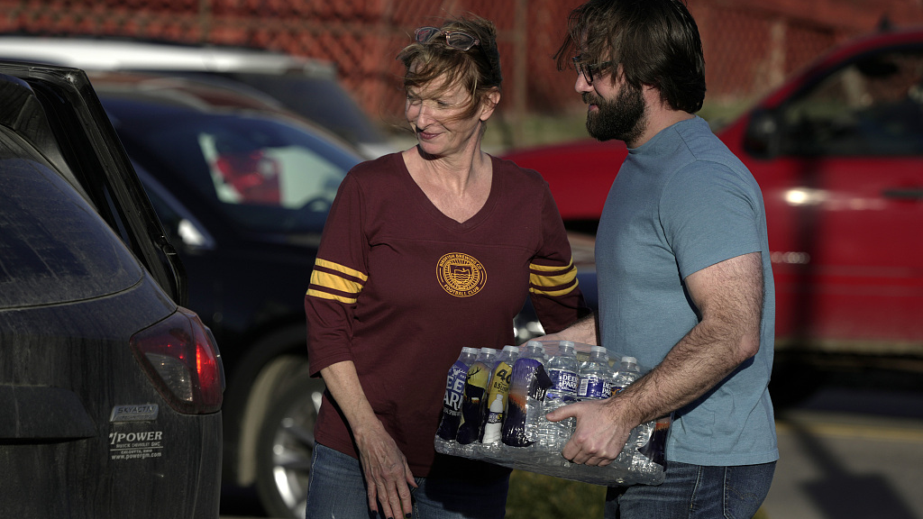 Locals hand out bottled water as the cleanup of portions of a Norfolk Southern freight train that derailed over a week ago continues, East Palestine, Ohio, U.S., February 15, 2023./CFP