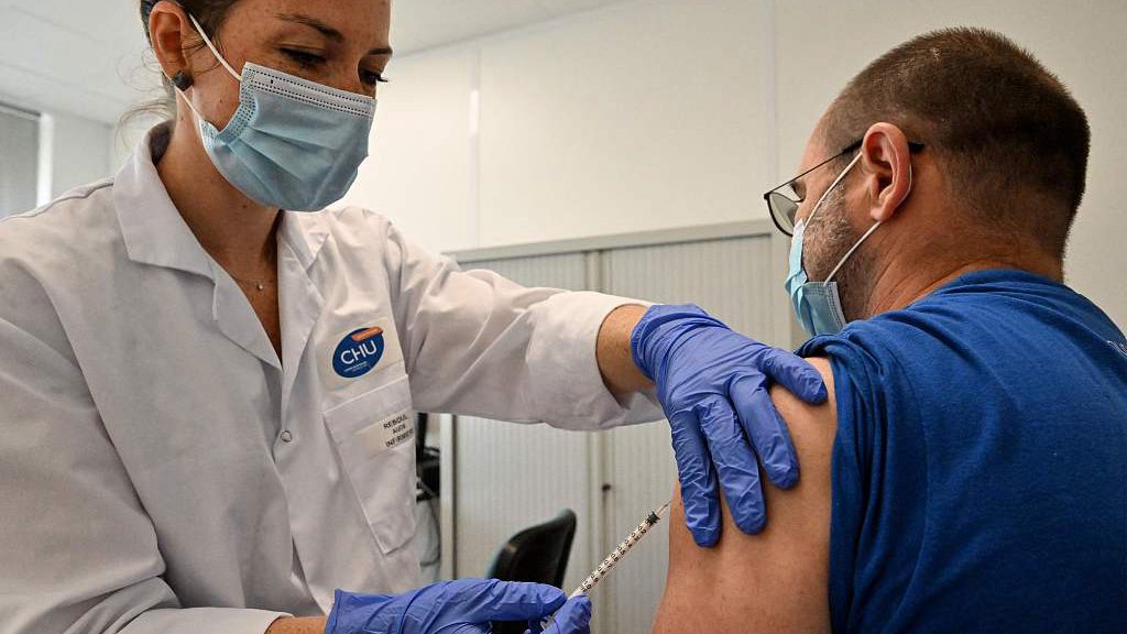 A nurse vaccinates a patient with mpox on August 23, 2022 in Montpellier, Southern France.  /CFP