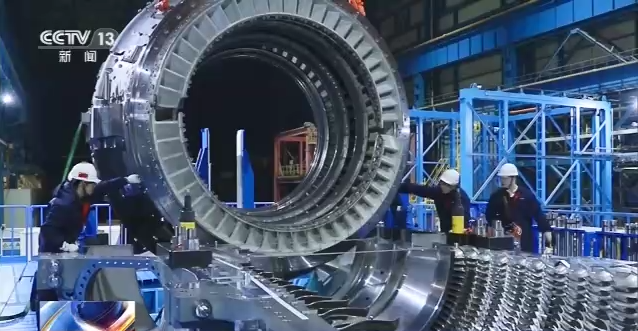 Workers check China's first domestic air-cooled heavy-duty gas turbine  in Qinhuangdao City of north China's Hebei Province. /China Media Group