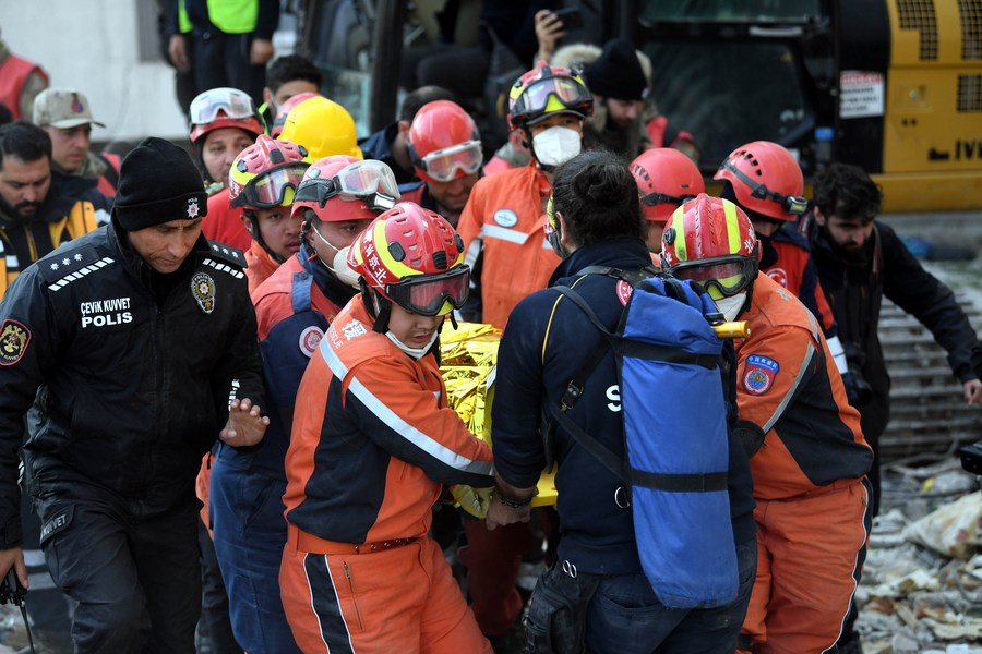 Members of the China Search and Rescue Team transfer an earthquake survivor in Antakya in the southern province of Hatay, Türkiye, February 12, 2023. /Xinhua 