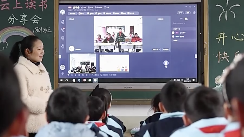 Students in Shimenqian Primary School are having an online reading sharing session with students in urban schools, Xiamadu Town, central China's Hunan Province. /China Media Group.