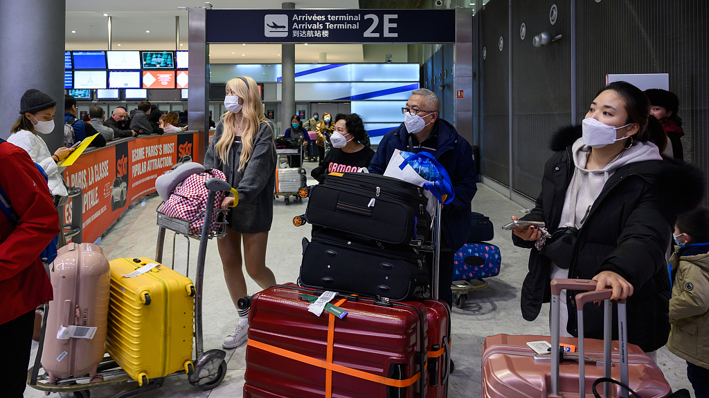 Chinese travelers arrive at the Charles-de-Gaulle airport on January 4, 2023 in Paris, France. /CFP