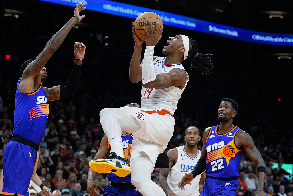 Terance Mann (C) of the Los Angeles Clippers drives toward the rim in the game against the Phoenix Suns at the Footprint Center in Phoenix, Arizona, February 16, 2023. /CFP