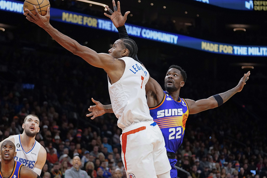Kawhi Leonard (L) of the Los Angeles Clippers drives toward the rim in the game against the Phoenix Suns at the Footprint Center in Phoenix, Arizona, February 16, 2023. /CFP