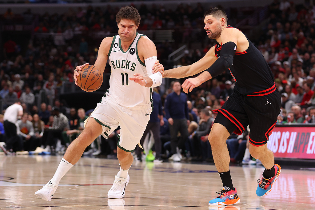 Brook Lopez (#11) of the Milwaukee Bucks penetrates in the game against the Chicago Bulls at the United Center in Chicago, Illinois, February 16, 2023. /CFP