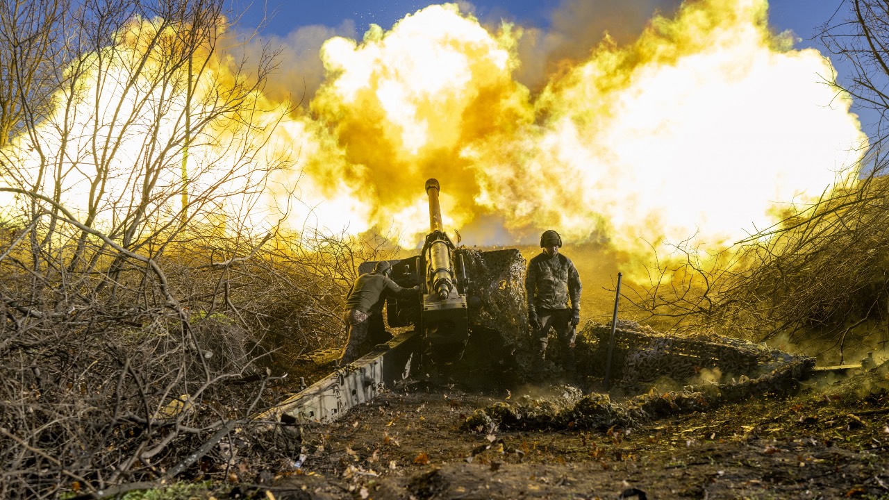 A Ukrainian soldier of an artillery unit fires towards Russian positions outside Bakhmut, Ukraine, November 8, 2022. /AFP