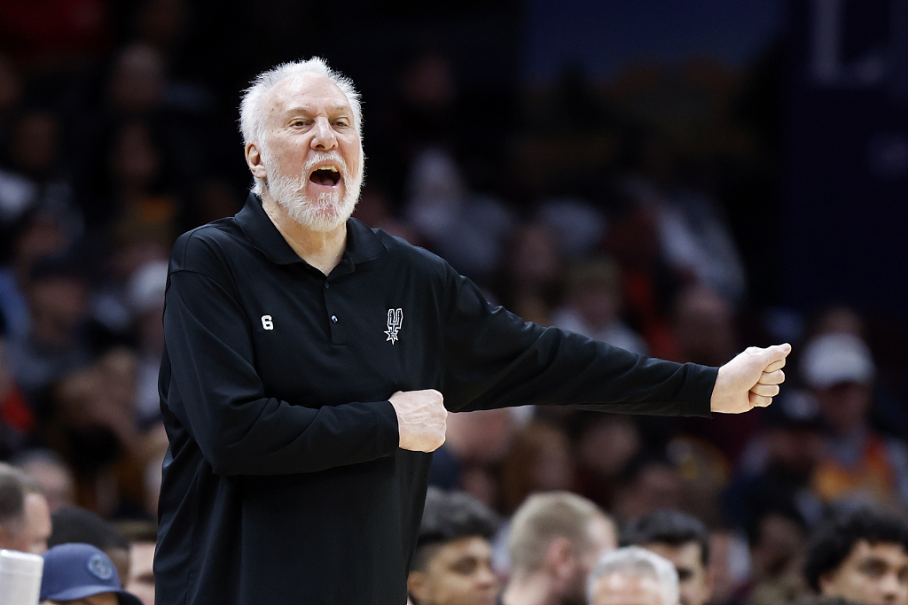 Gregg Popovich, head coach of the San Antonio Spurs, gives instructions to players during the game against the Cleveland Cavaliers at the Rocket Mortgage FieldHouse in Cleveland, Ohio, February 13, 2023. /CFP