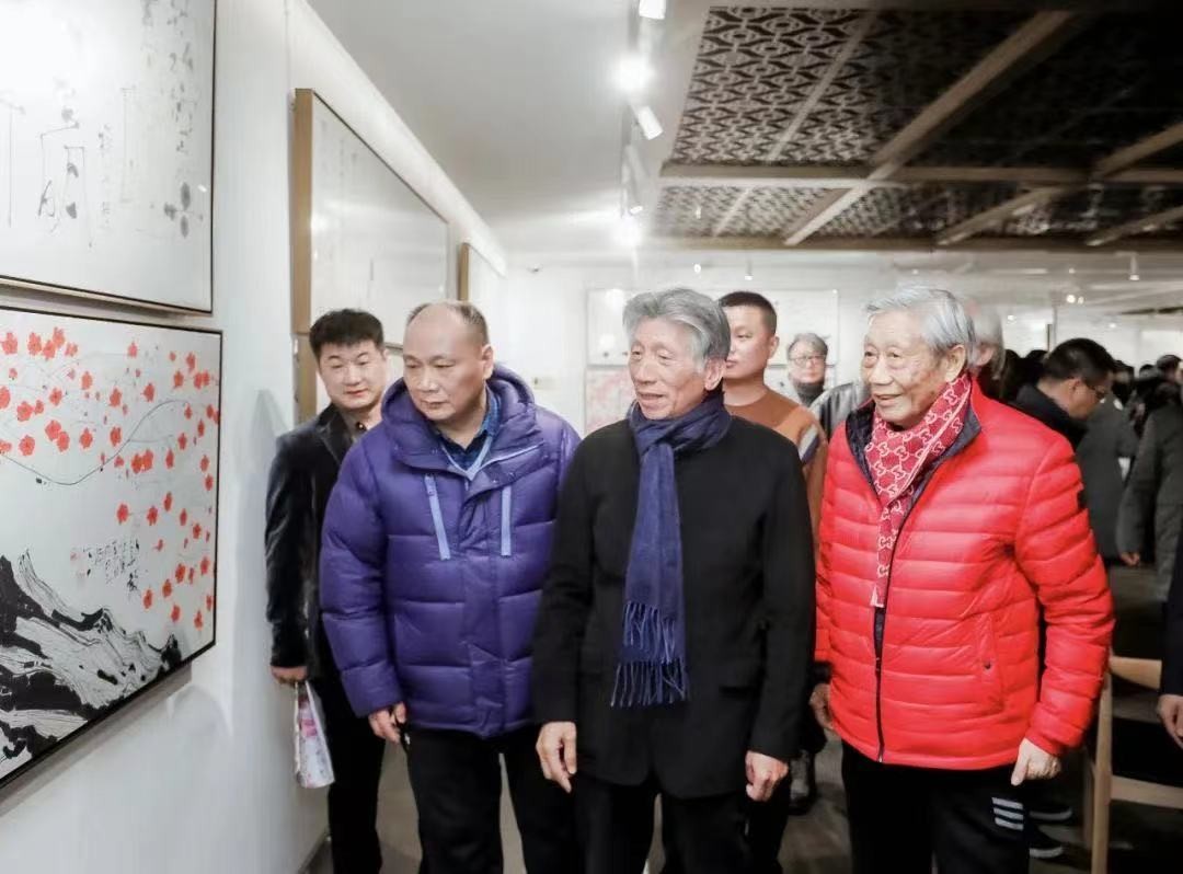 Chinese veteran artist Chen Jialing opens a painting and calligraphy exhibition themed on plum blossoms at Rongbaozhai in Beijing on February 18, 2023. /CMG