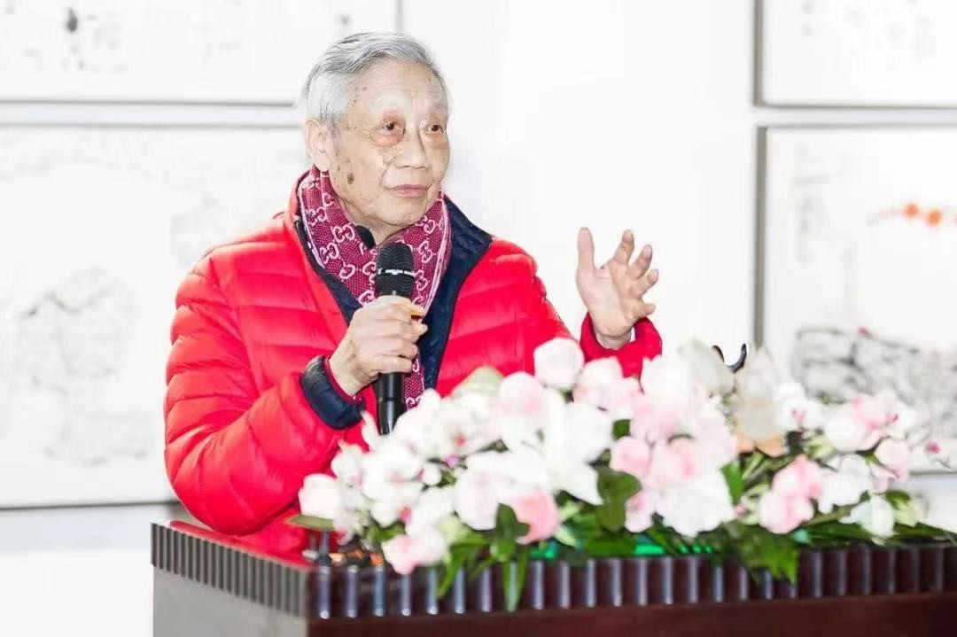 Chinese veteran artist Chen Jialing speaks at the opening ceremony of his solo exhibition themed on plum blossoms at Rongbaozhai in Beijing on February 18, 2023. /CMG