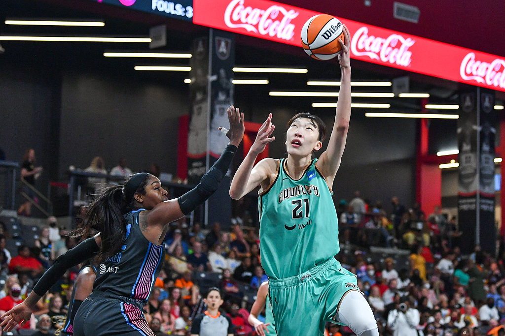 Han Xu (#21) of the New York Liberty shoots in the WNBA game against the Atlanta Dream at Gateway Center Arena in College Park, Georgia, August 12, 2022. /CFP 